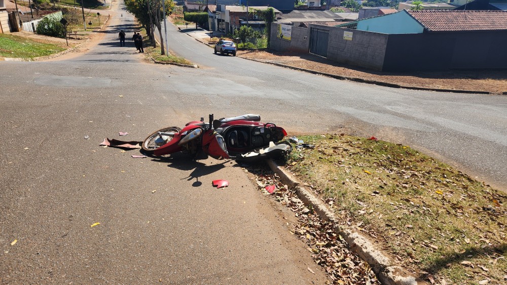 Motociclista cai após perder o controle de motoneta ao passar por quebra-molas, em Cacoal, RO