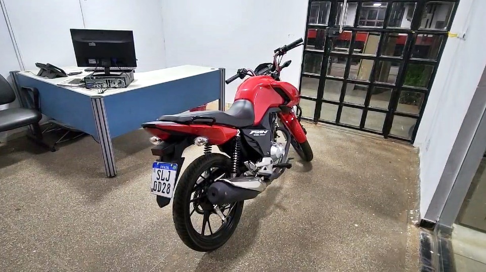 Dois jovens são presos suspeitos de furto de motocicleta no Hospital Materno Infantil em Cacoal, RO