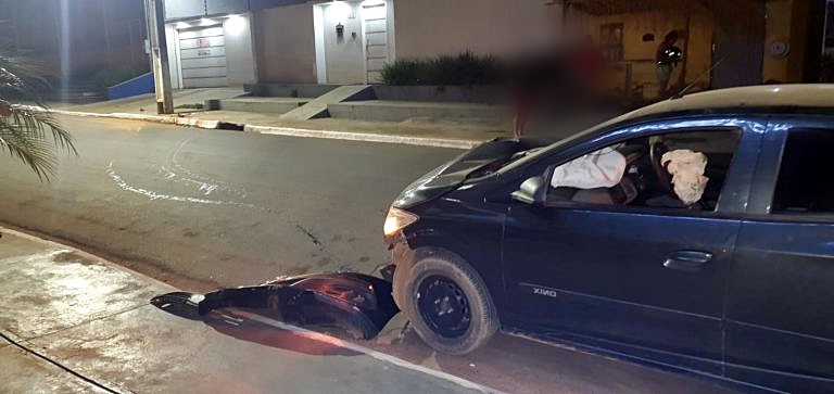 Automóvel GM Onix bate forte em poste na avenida Rio Branco, no setor 01, em Jaru, RO neste domingo