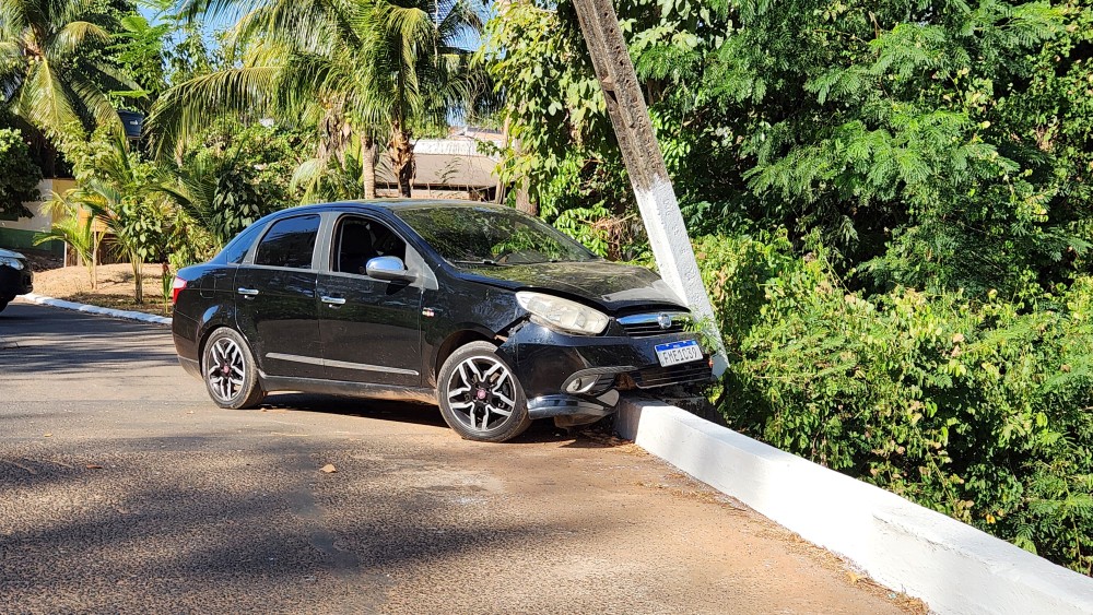 Não havia ninguém no carro que bateu no poste de rua no bairro Saúde em Cacoal, RO