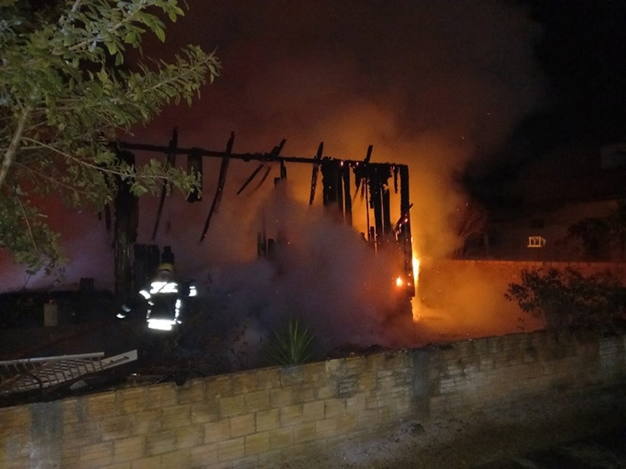 Fogo destrói residência na madrugada desta quarta, em Buritis, RO