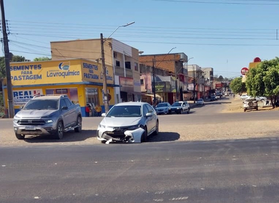 Toyota Corolla colide com caminhão na BR-364, em Jaru, RO