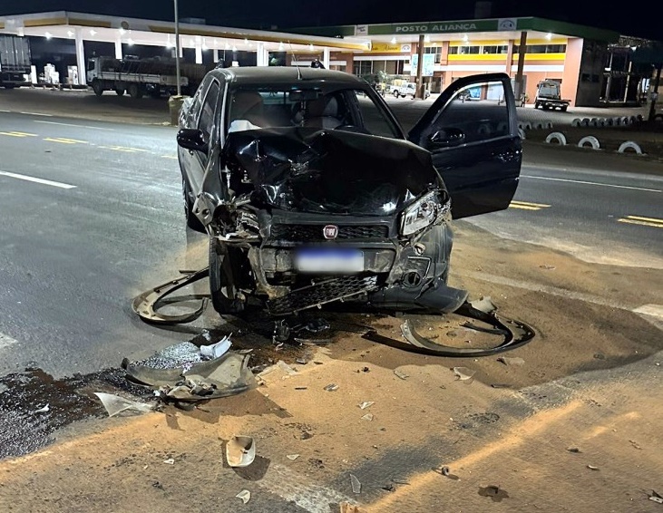 Utilitários colidem em frente ao Posto Aliança, na BR-364, em Jaru, RO