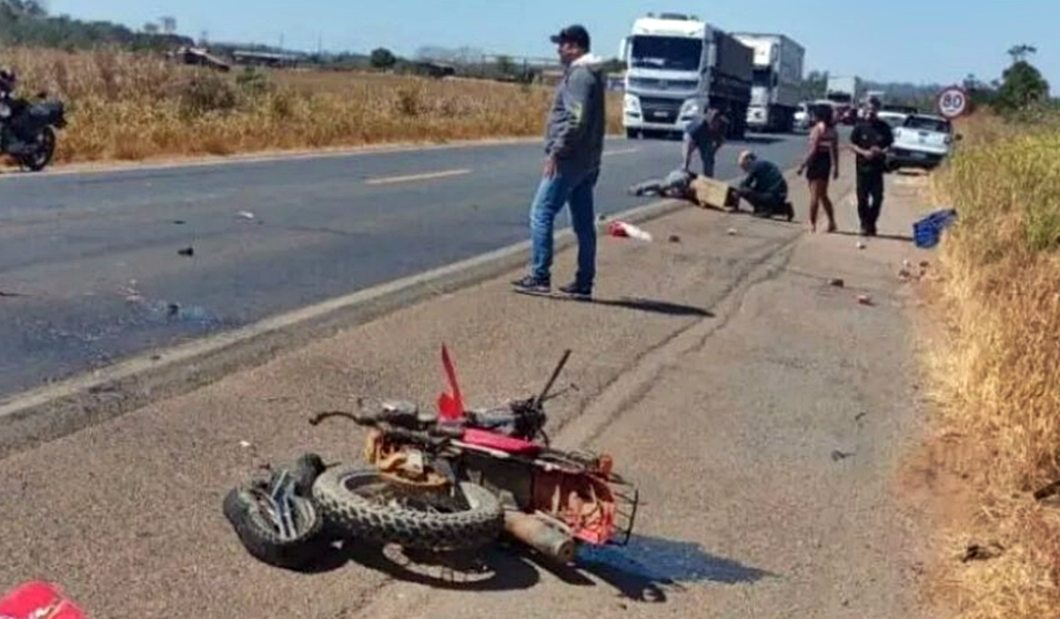 Moto colide com caminhão na BR-364 e condutor quebra perna, em Ouro Preto, RO