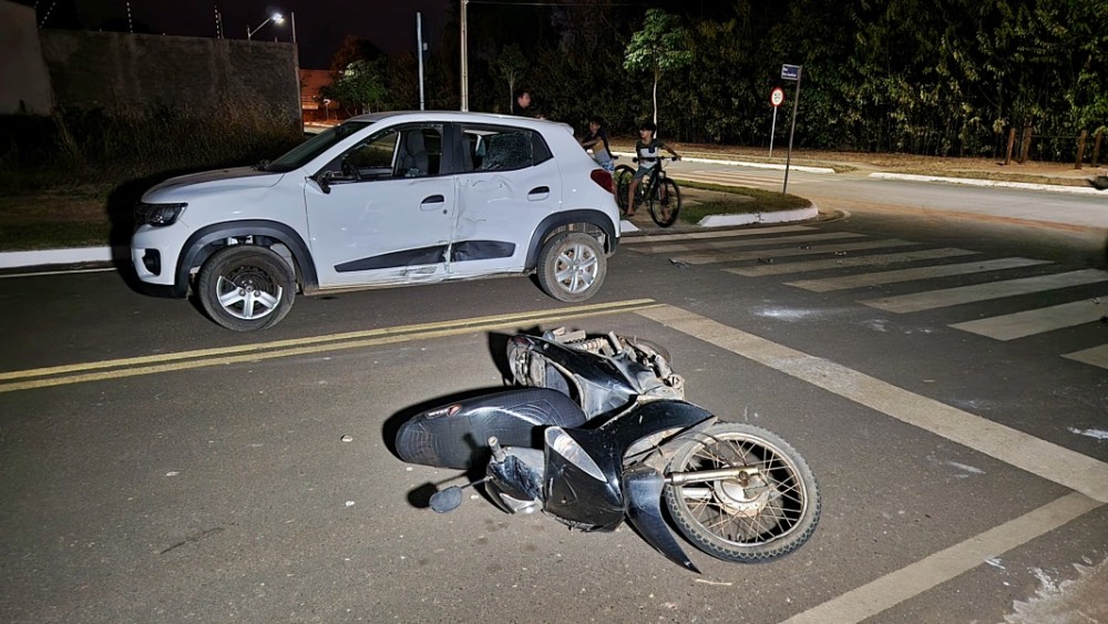 Motociclista fica ferida após colisão com carro no bairro Viena em Cacoal, RO