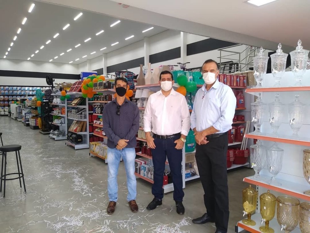 Prefeito de Alvorada do Oeste, RO Vanderlei Tecchio participou da reinauguração da Casa Nova Materiais para Construção, nesta segunda-feira