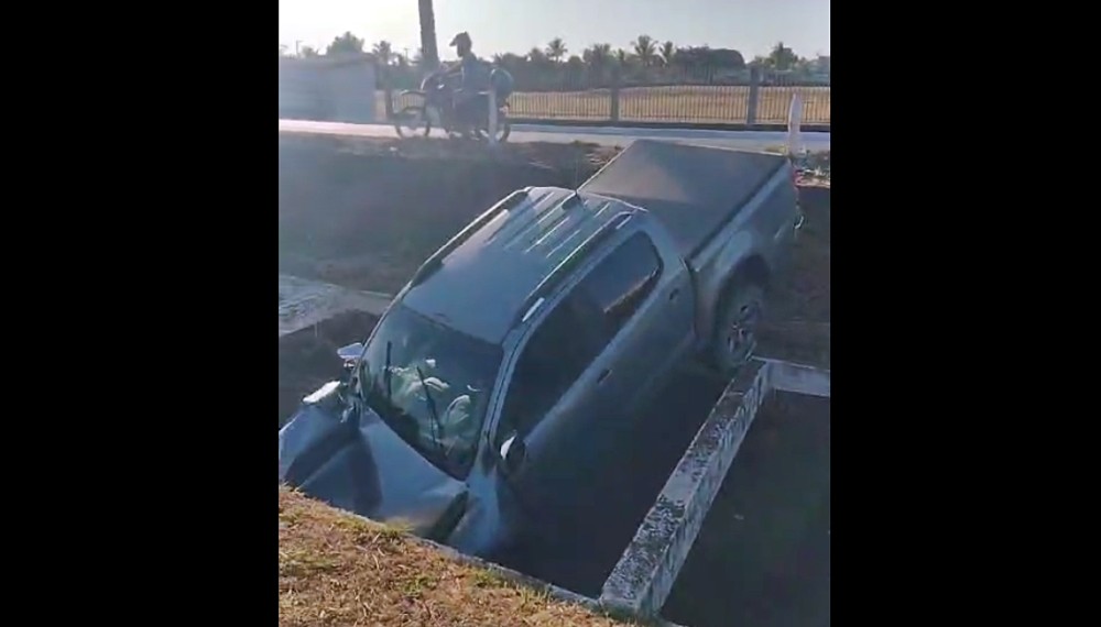 Condutor abandona pick-up em vala de esgoto de avenida em Vilhena, RO