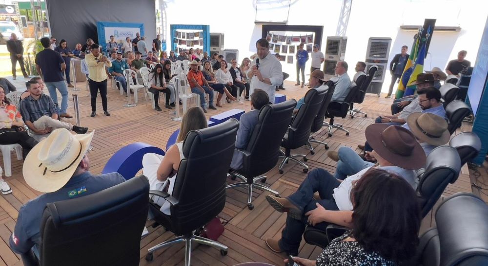 Deputado Alex Redano prestigia abertura da Agroari