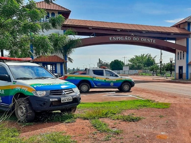 Rapaz de 23 anos, é flagrado por câmeras furtando capacetes em Espigão, RO