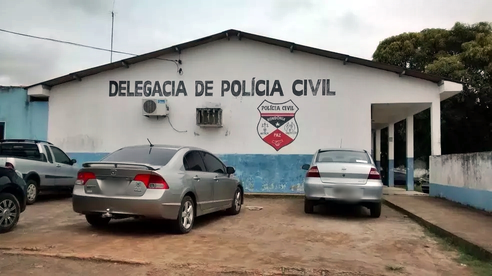 Polícia Militar captura homem transtornado que invadiu duas casas na madrugada de domingo, em Ouro Preto, RO