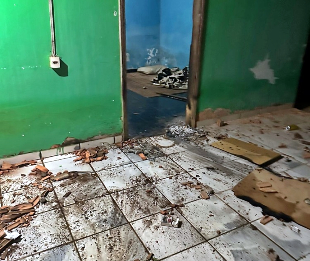 Homem é trancado dentro de casa que foi incendiada após desentendimento em Jaru, RO