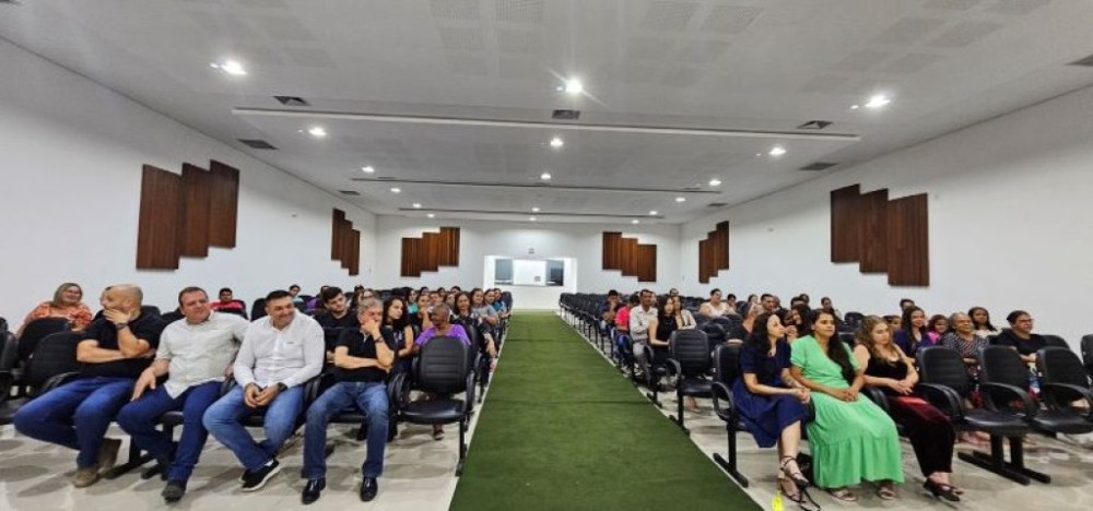 Alunas do projeto "Mulheres Mil" recebem certificados após curso de assistente em administração, em Cacoal, RO