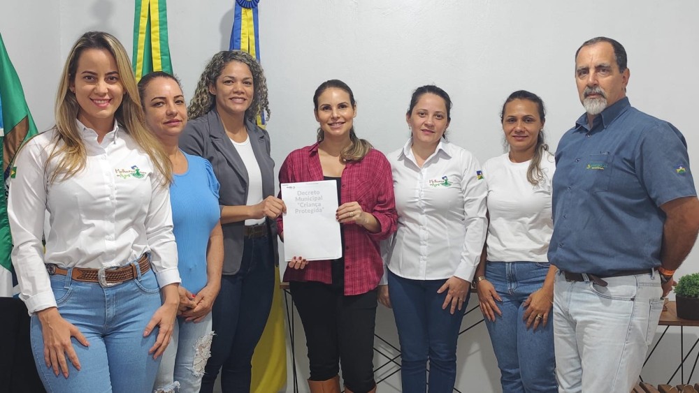 Comissão de Pais entrega minuta do decreto municipal "Criança Protegida" à prefeita de Ariquemes, RO
