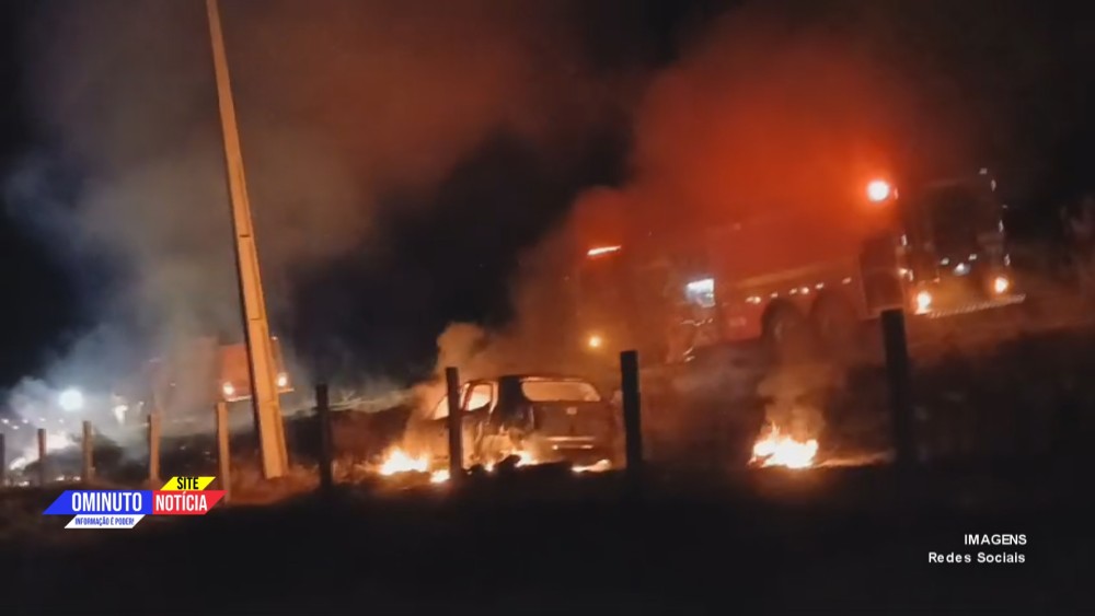 Automóvel capota e pega fogo na RO-471 e três pessoas escapam da morte entre Andreazza e Cacoal, RO