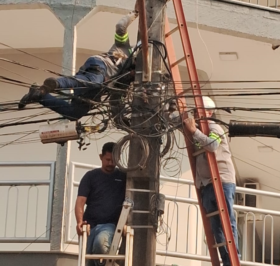 Técnico de telefonia é socorrido após sofrer descarga elétrica num poste em Jaru, RO