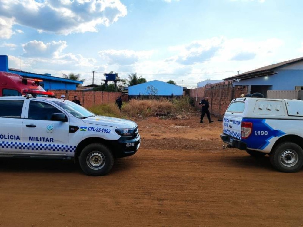 Homem é morto a tiros em frente de casa e polícia procura pelos suspeitos em Vilhena, RO