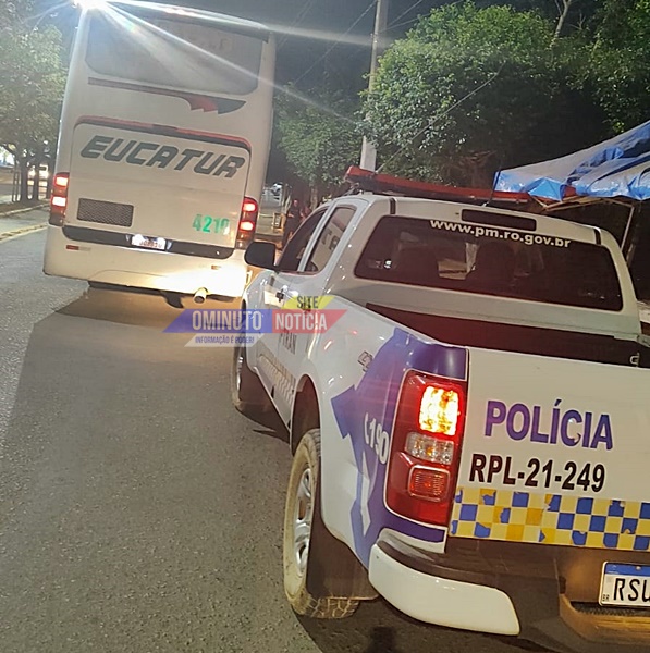 Ônibus se choca com caminhão de mudança na avenida Dom Pedro I, em Jaru, RO