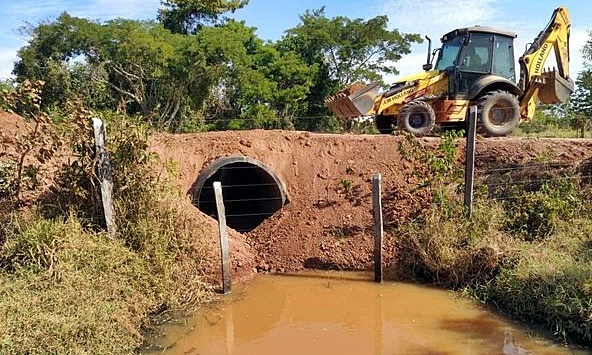 Semourb instala tubos PEAD no Travessão Dona Santa, na Linha 15, em Alvorada do Oeste, RO