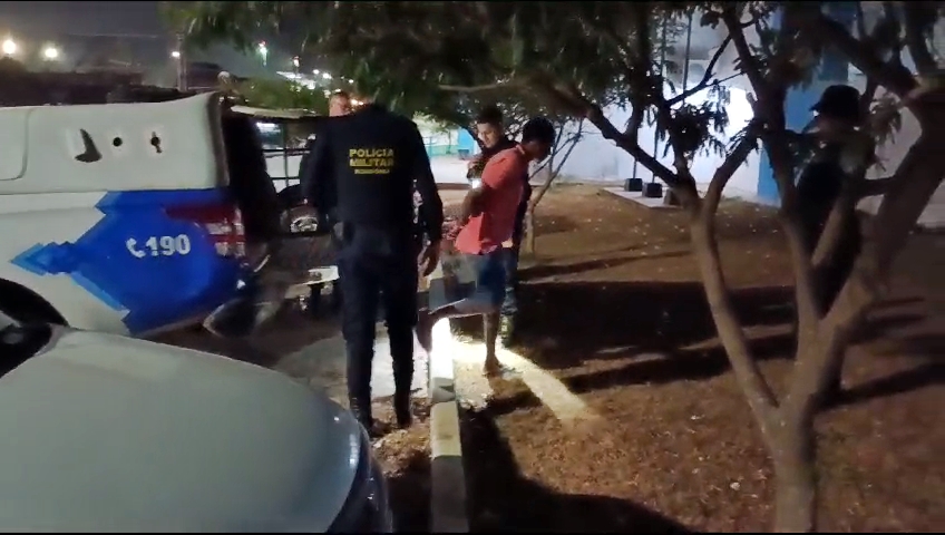 Suspeito é conduzido após ser flagrado com "pistola de pressão" e maconha no Setor 02, em Jaru, RO
