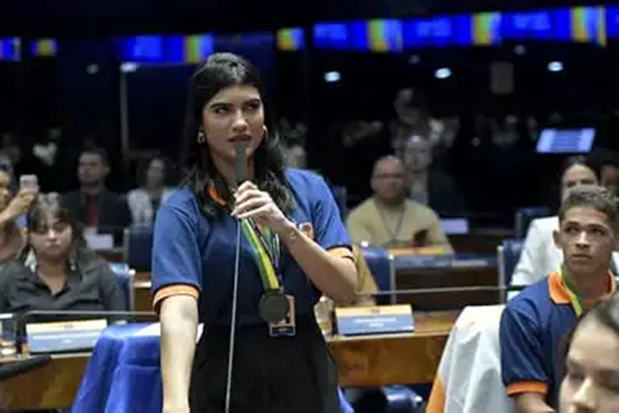 Karen Angelo de 18 anos, representa Rondônia no Senado Federal