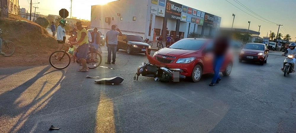 Mulher fica ferida na perna após sofrer acidente na JK com Afonso José, em Jaru, RO nesta sexta-feira