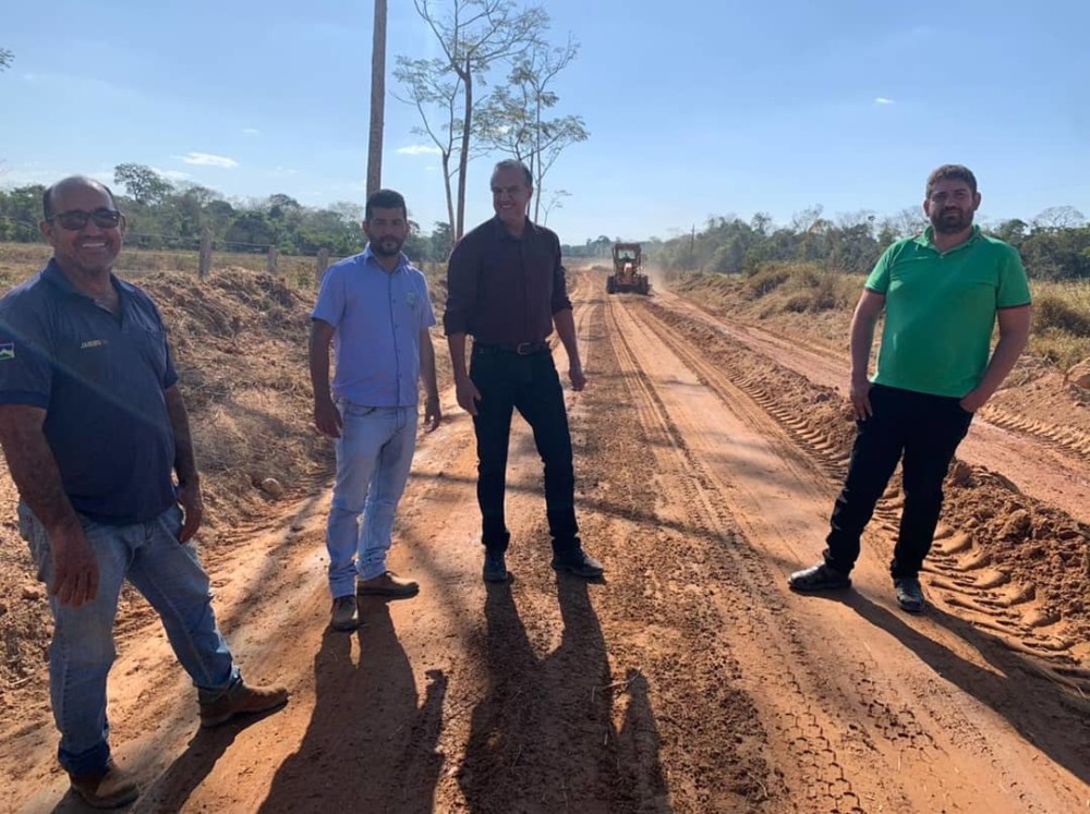 Prefeitura de Alvorada do Oeste, RO realiza patrolamento na Linha 64, nesta quinta-feira