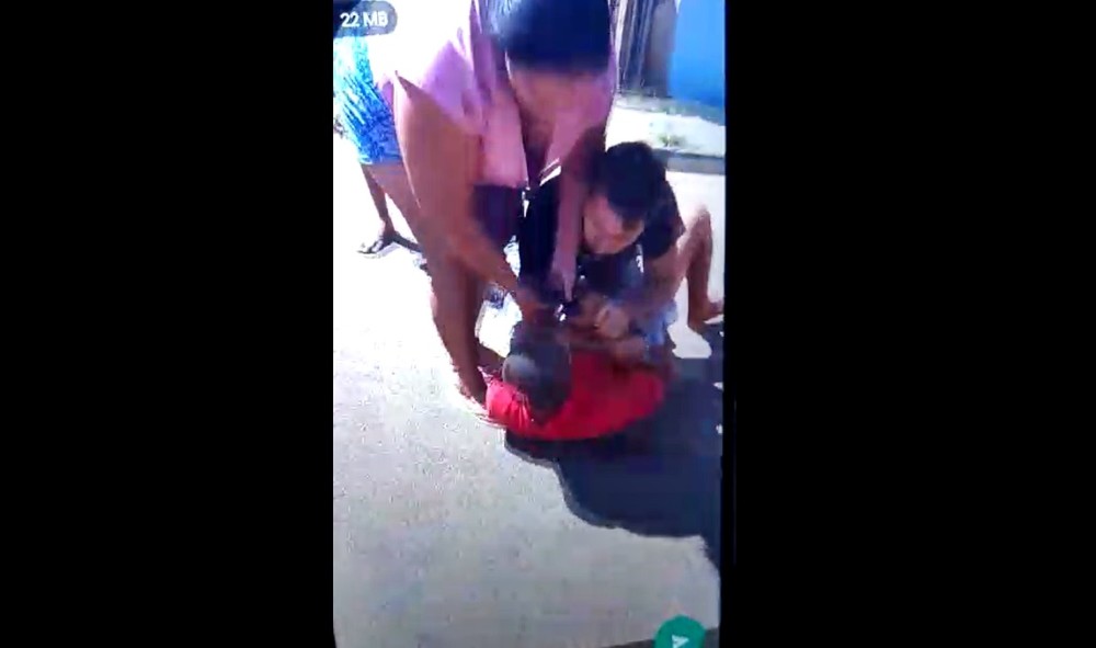 (Vídeo) Durante abordagem de suspeito, policial civil é atacado por moradores do Residencial União, em Vilhena, RO