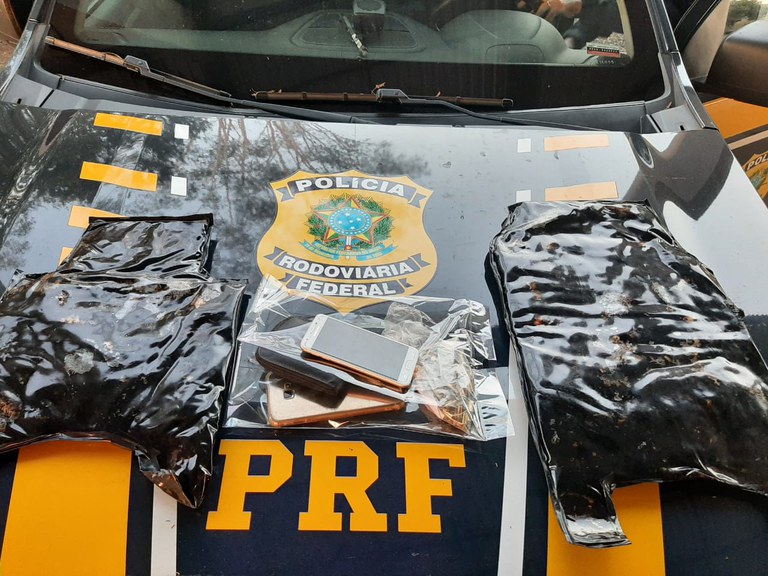 Três pessoas são presas em flagrante por tráfico de drogas, num ônibus, em Ji-Paraná