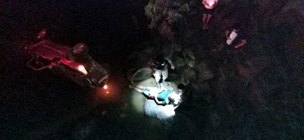 Suspeito de furto de automóvel é salvo por policiais militares, após cair de ponte no rio Toquefone, na Linha 605, em Jaru, RO