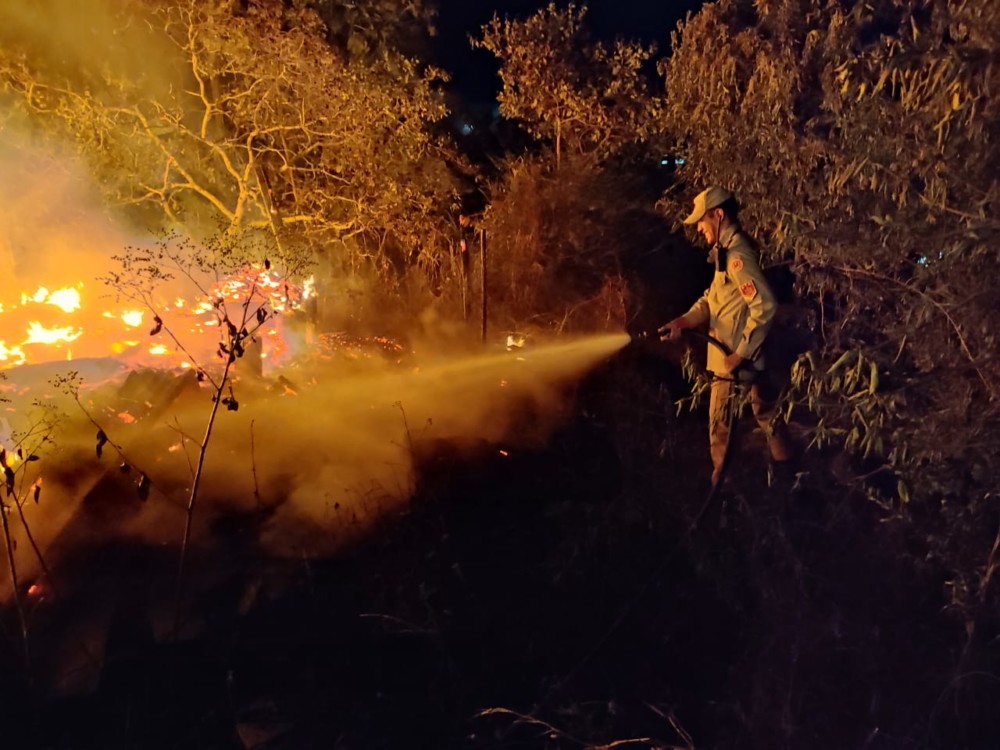 Barracão consumido por fogo no setor Industrial, em Jaru, RO pode ter sido alvo de incêndio criminoso
