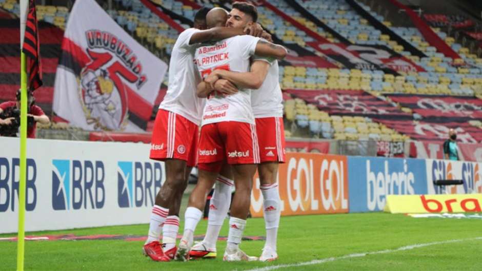 Internacional surpreende e goleia o Flamengo no Maracanã