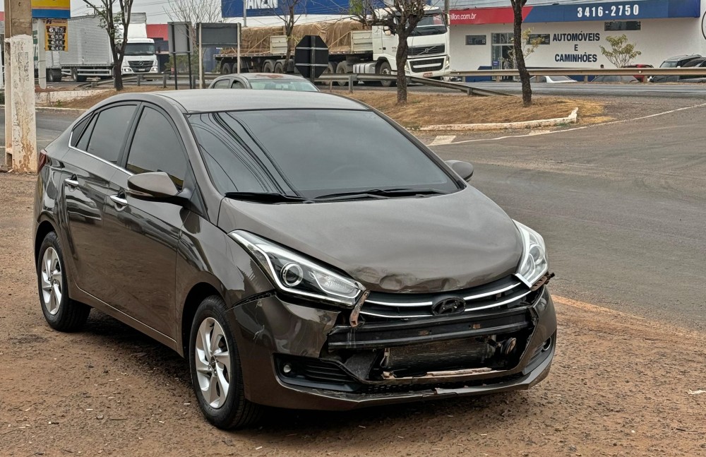 Automóvel avança sobre a BR-364 e atinge caminhão em Cacoal, RO