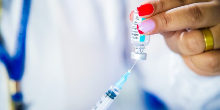 Aplicação da 2ª da AstraZeneca continua nesta segunda, 09, para os vacinados com a 1ª dose até 12 de maio, em Jaru, RO