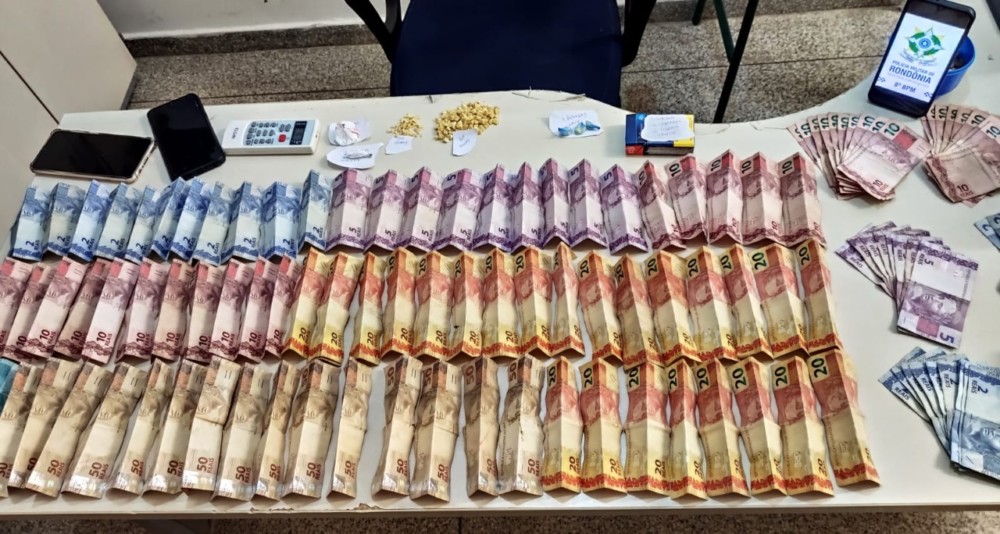 Cães policiais ajudam na prisão de homem por tráfico de drogas em Jaru