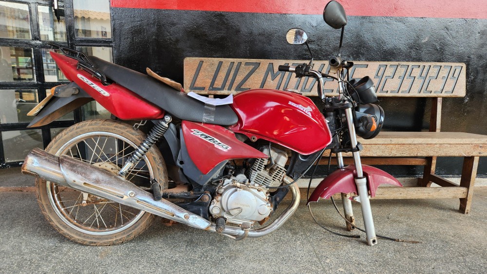 Motocicleta é encontrada sem algumas peças em casa abandonada em Cacoal, RO