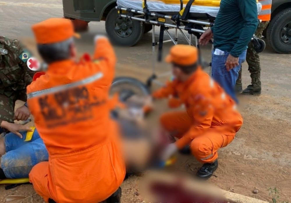 Motociclista fica ferido ao colidir com caminhão de Exército Brasileiro em Jaru, RO