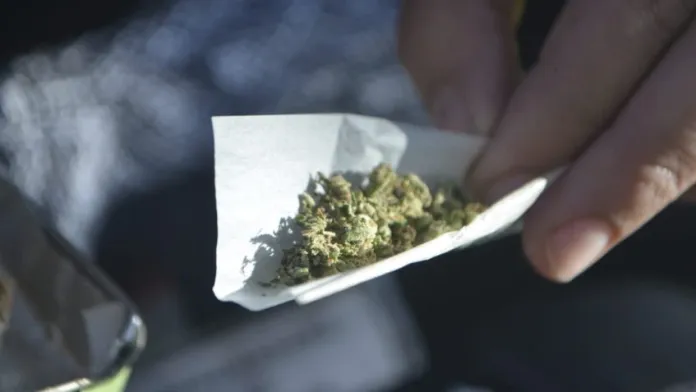 Menores de 14 e 17 anos, são flagrados com 5 gramas de maconha no Setor 04, em Jaru, RO