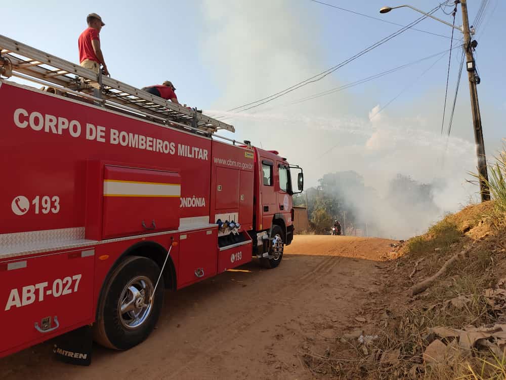 Bombeiros apagam incêndio duas vezes no mesmo lugar, em Jaru, RO
