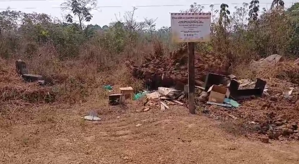 Lixo, restos de animais, entulho e muita sujeira na Linha 7 em Cacoal, RO