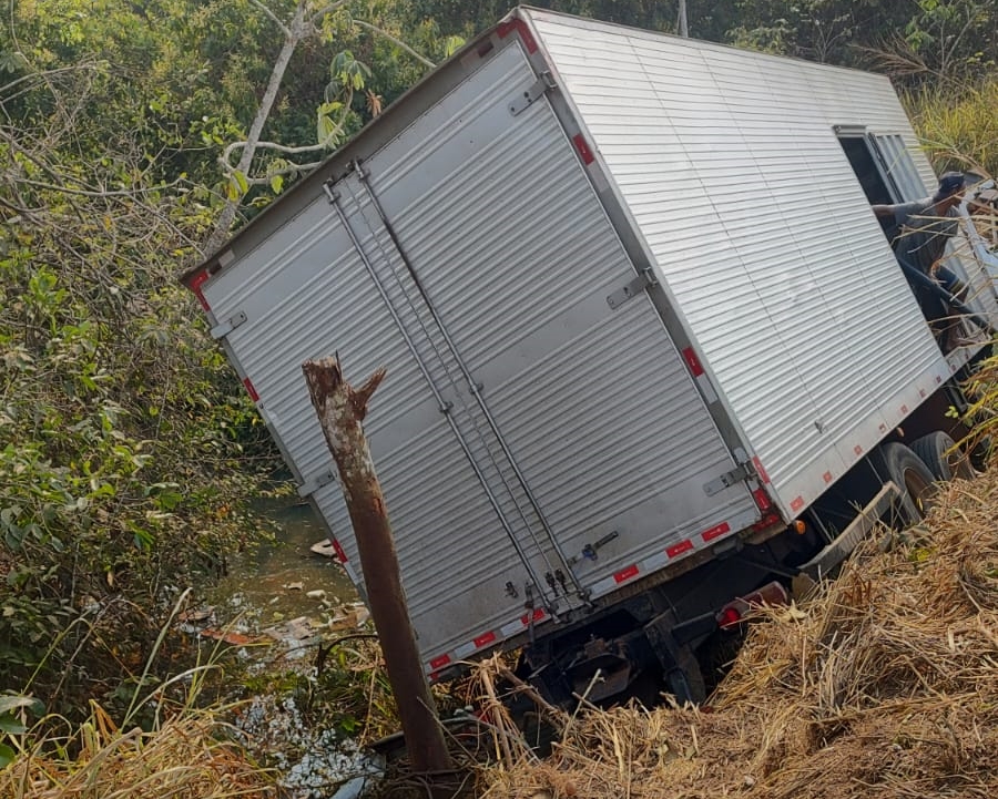 Caminhão baú fica destruído após acidente na BR-364, em Cacoal, RO