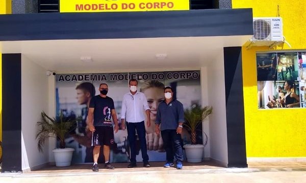 Prefeito de Alvorada do Oeste, RO Vanderlei Tecchio visita academia recém-inaugurada no município