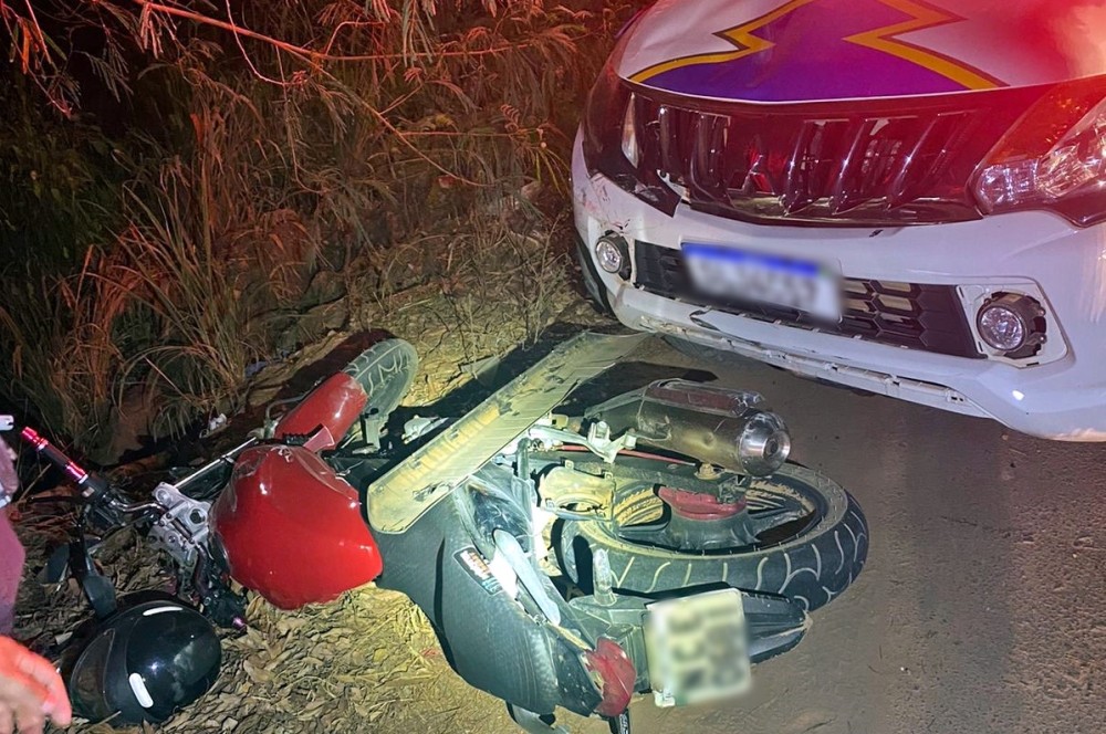 Condutor de motocicleta colide com viatura da Polícia Militar em Jaru, RO