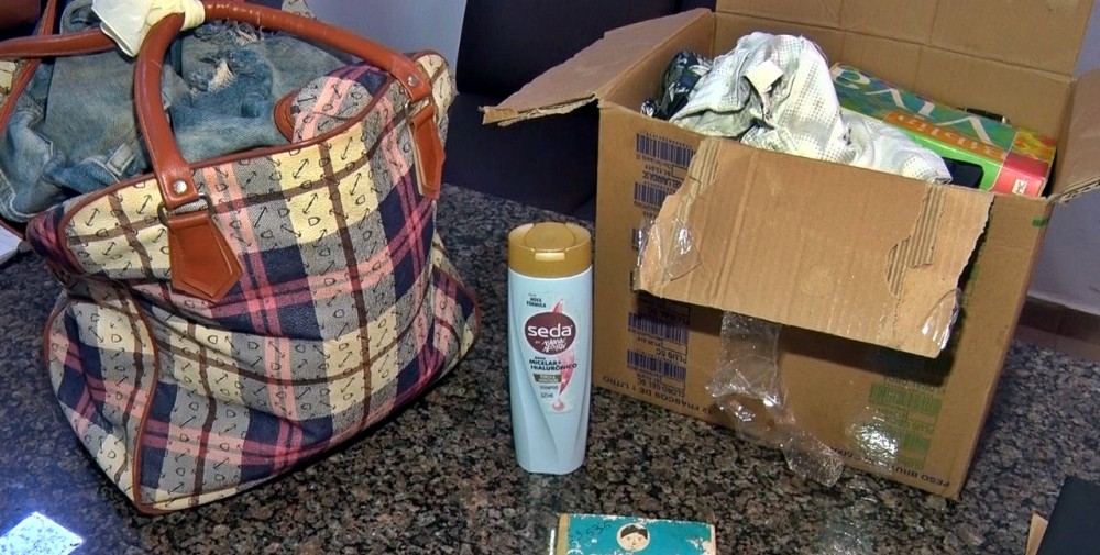 Bolsa e caixa com roupas e documentos é abandonada em porta de residência em Cacoal, RO