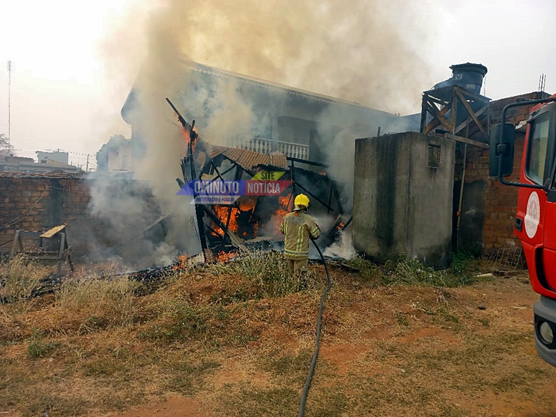 Bombeiros impendem que incêndio destrua residências em Jaru, RO