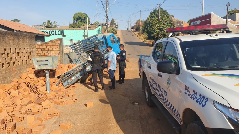 Caminhão carregado de tijolos engole o caroço e volta de ré, em muro de residência, no setor 07