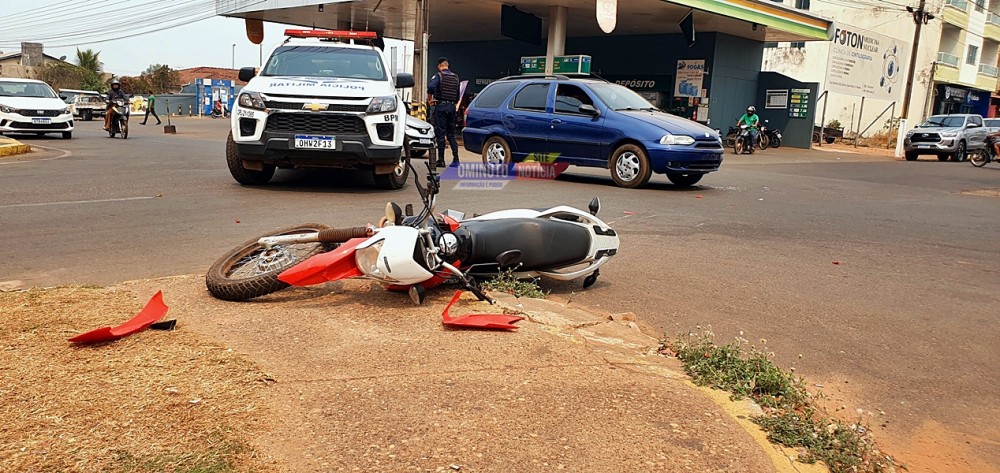 Automóvel avança preferencial na Pioneiros com São Paulo e atinge motociclista, em Cacoal, RO