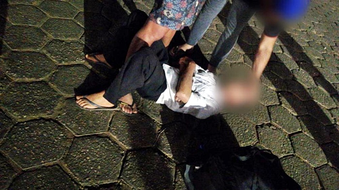 Caminhoneiro tira homem de dentro de banheiro, em posto de combustíveis no tapa, após importunação de mulher, em Vilhena, RO