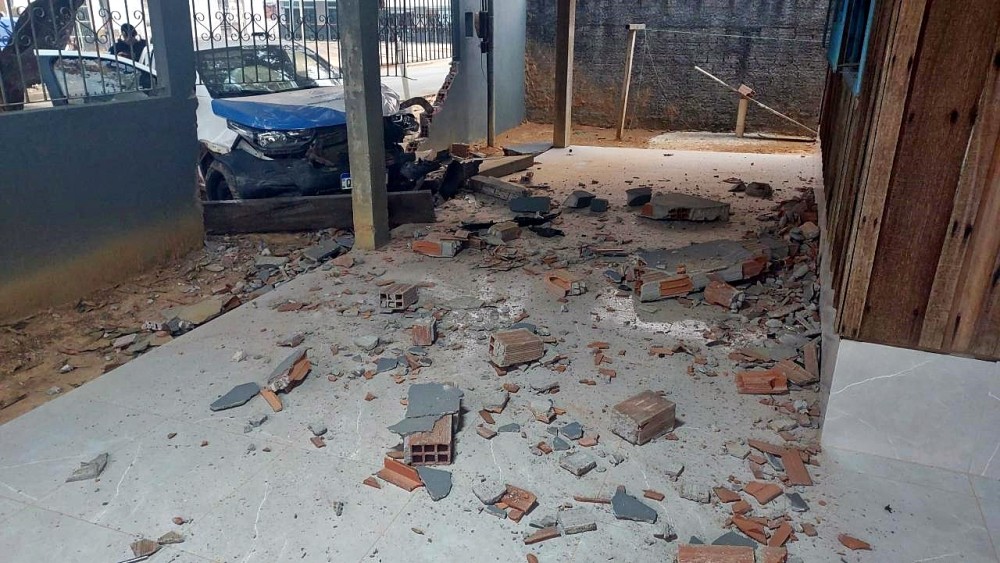 Automóvel sai da pista e atinge muro e parte de uma casa em Machadinho do Oeste, RO