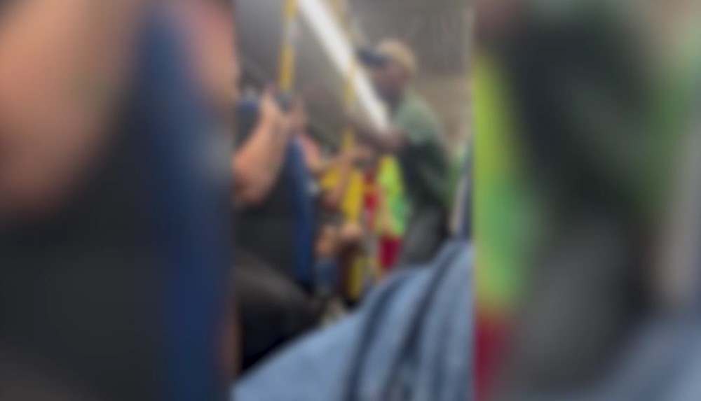 Veja o vídeo do homem agredindo estudante do IFRO dentro de ônibus em Cacoal, RO