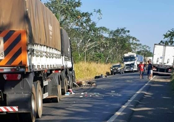 Mulher fica em estado grave, após acidente com motocicleta e caminhão, na BR-364, neste domingo